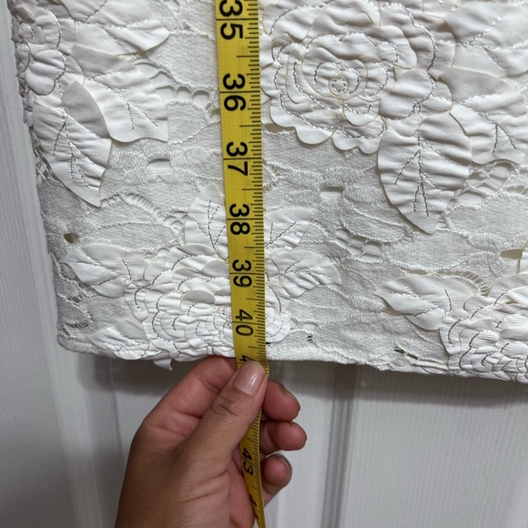 Giovanna Collection white lace with leather flowers - Picture 5 of 6